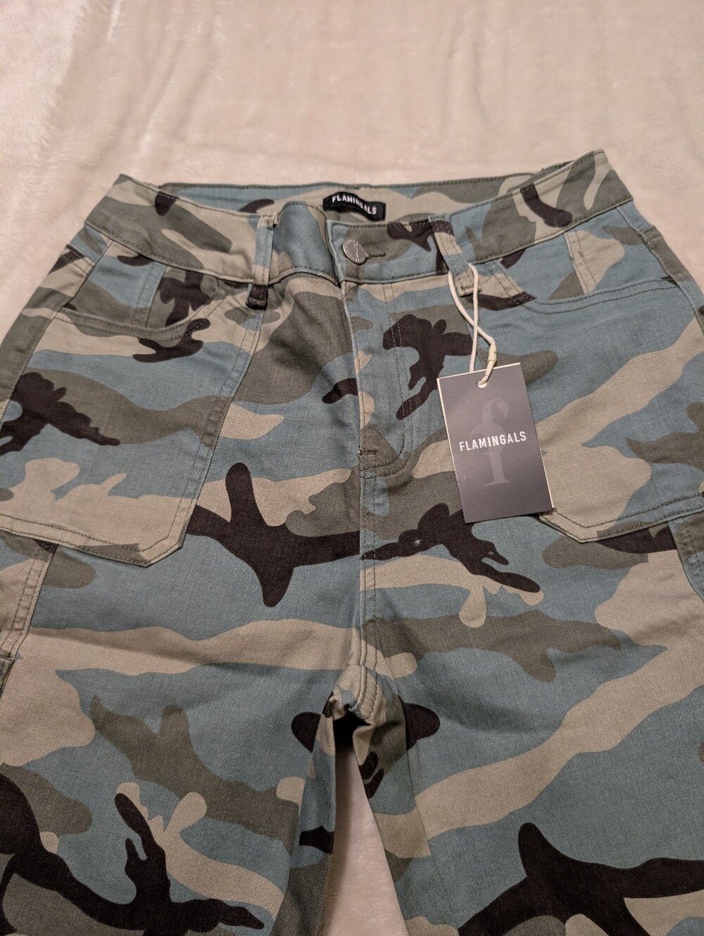 Flamingals Camo Print Patch Pocket Mid Rise Bermuda Shorts NWT Large - Picture 6 of 12